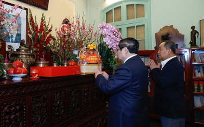 Thủ tướng thăm nguyên lãnh đạo Đảng, Nhà nước và dâng hương tưởng nhớ các đồng chí cố lãnh đạo