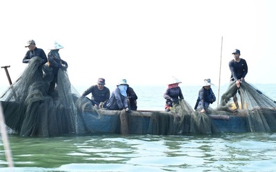 Người dân bám hồ mưu sinh, giữ nhịp xuân giữa mênh mang sóng nước trên hồ Trị An