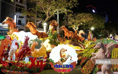 Linh vật ngựa rực rỡ khắp miền Tây chào Xuân Bính Ngọ