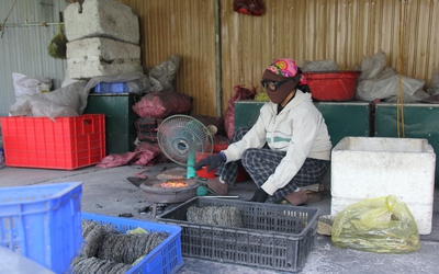 Tất bật mưu sinh bên bếp than hồng trong những ngày giáp Tết