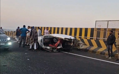 Ô tô vỡ làm đôi khi đâm vào dải phân cách, 3 người tử vong