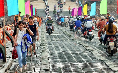 Cầu phao sông Lô hoàn thành thần tốc, kịp phục vụ người dân đi lại trước 29 Tết Bính Ngọ