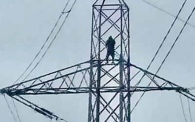 Người đàn ông thất tình trèo lên cột điện khiến 20.000 hộ dân gánh hậu quả