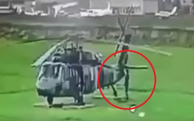 Đang đứng cạnh trực thăng, người lính bị sét đánh trúng