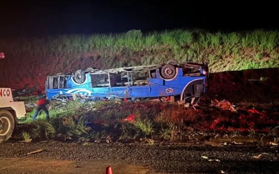 Xe buýt nổ lốp lật úp trên đường, 6 người tử vong, 46 người bị thương