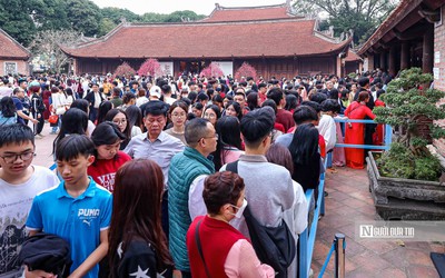 Hà Nội: Đông nghịt người đổ về Văn Miếu xin chữ đầu năm