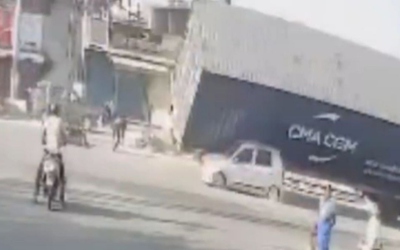 Container lật nghiêng, đè trúng ô tô con khiến tài xế tử vong