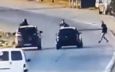 Lao ra giữa đường chặn xe máy, tên cướp bị ô tô tông trúng