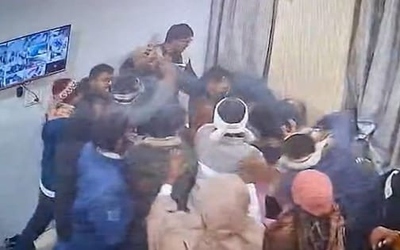 Sản phụ qua đời sau khi sinh con, người nhà vào bệnh viện đánh bác sĩ