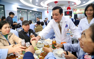 Ấm lòng bữa cơm tất niên tại Bệnh viện K: Trao yêu thương tới bệnh nhân ung thư