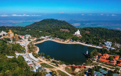 Xuân chạm đỉnh trời Núi Cấm