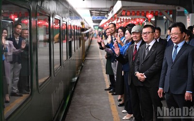 Báo Nhân Dân ra mắt "Chuyến tàu hạnh phúc": Hành trình nhân văn chào Xuân mới