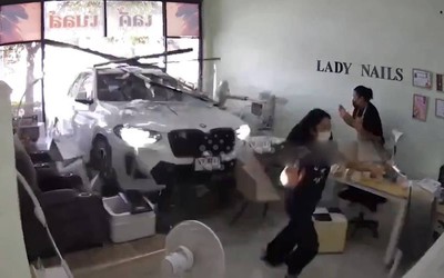 Nữ tài xế lao ô tô vào tiệm nail khiến 2 người bị thương
