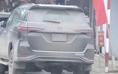 Ô tô biển xanh đỗ sai quy định, phủ đầy bùn đất bị phạt 900 nghìn đồng