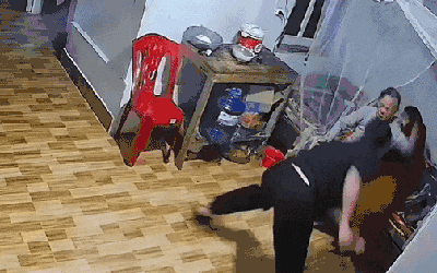 Phẫn nộ clip con trai đánh mẹ gãy tay tối mùng 3 Tết