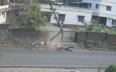 Xe máy tông gãy cột điện, 2 sinh viên văng xuống đường