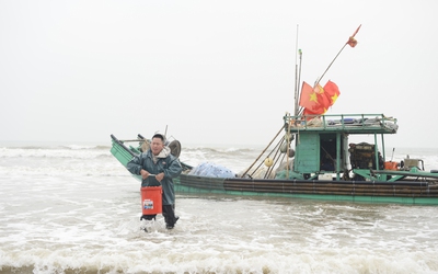 Ngư dân vươn khơi hái lộc biển đầu năm, mang về thuyền đầy tôm, cá