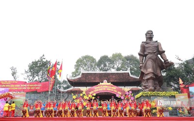 Hàng nghìn người dân đổ về Lễ hội kỷ niệm 237 năm Chiến thắng Ngọc Hồi - Đống Đa