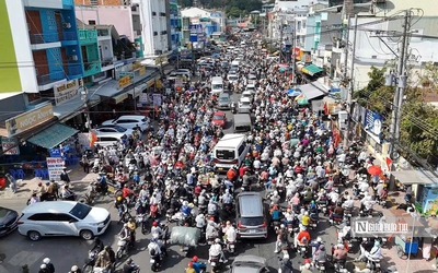 Biển người đổ về Miếu Bà Chúa Xứ Núi Sam đầu năm Bính Ngọ