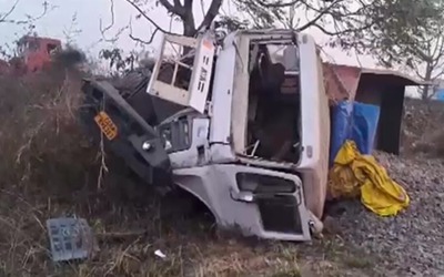 Xe tải tông trực diện ô tô con, 5 cảnh sát tử vong thương tâm