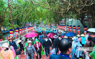Hàng ngàn du khách đội mưa đổ về chùa Hương ngày khai hội