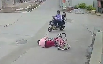 Giúp đỡ cụ bà ngã xe đạp, 2 học sinh bị đòi bồi thường 844 triệu đồng