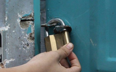 Phát hiện mùi hôi trong căn nhà khóa cửa, hàng xóm liền báo cảnh sát