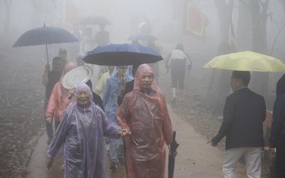 Trong màn mưa, dòng người vẫn đổ về "huyệt đạo thiêng" Am Tiên trước ngày 'mở cổng trời'