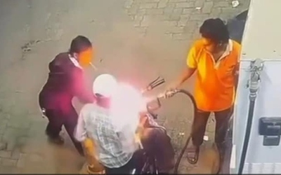 Bị cấm hút thuốc tại trạm xăng, người đàn ông châm lửa đốt xe máy