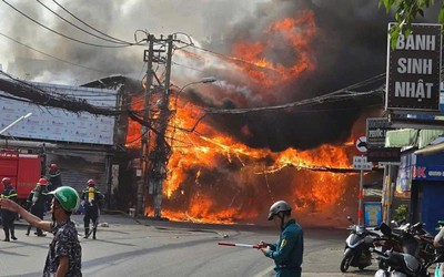 Cháy cửa hàng nội thất tại Tp.HCM chiều mùng 8 Tết, hàng nghìn khách hàng bị mất điện