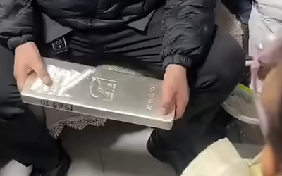 Đang chơi, bé gái 5 tuổi được người đàn ông tặng "quà lạ" hơn 1 tỷ đồng và cái kết bất ngờ