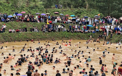 Náo nhiệt hội thi bắt cá tay không trong mùa lễ hội đầu Xuân