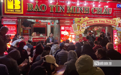 Xuyên đêm xếp hàng mua vàng bạc ngày vía Thần Tài: Người lớn giữ lệ mua vàng, giới trẻ chuộng bạc tích lũy