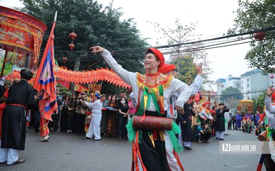 Hà Nội: Trai làng tô son, đánh phấn múa điệu "con đĩ đánh bồng"