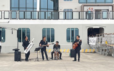 Du khách tàu biển đến vịnh Hạ Long được chào đón bằng âm nhạc