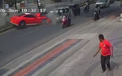 Siêu xe Ferrari trị giá 11,5 tỷ đồng đâm trúng nhiều phương tiện trên phố