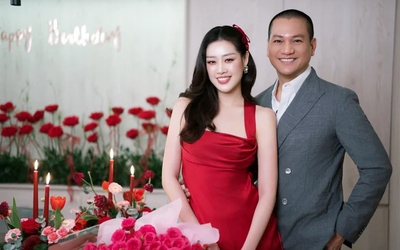 Hoa hậu Khánh Vân bật khóc khi được chồng hơn 17 tuổi làm điều đặc biệt