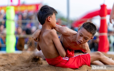 Xem các đô vật nhí tranh tài tại lễ hội vật truyền thống ở Huế