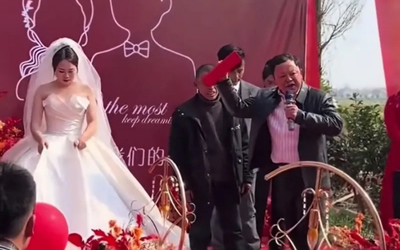 Giữa hôn lễ, bố cô dâu làm một việc khiến chú rể ôm mặt khóc nức nở