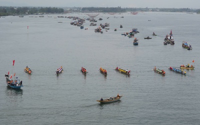 Sông Thu Bồn hóa “sân khấu” ngày đầu năm, người già trẻ nhỏ cùng hòa nhịp hội xuân