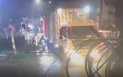 Xe tải băng qua đường ray bị tàu hỏa đâm trúng, tài xế tử vong