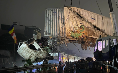 Xe container chắn ngang đường sắt bị tàu SE3 "vò nát" ở Hà Nội: Tài xế tử vong tại chỗ