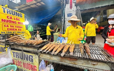 Nhộn nhịp mua bán tại “Phố cá lóc nướng” lớn nhất Tp.HCM dịp Vía Thần Tài