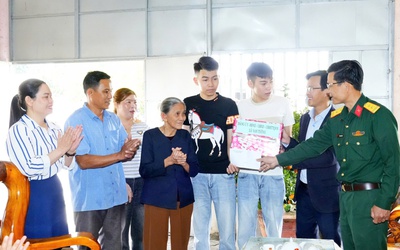 Nhiều cặp song sinh ở Quảng Ngãi hăng hái viết đơn tình nguyện nhập ngũ