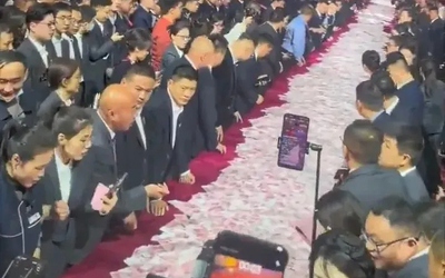 Sếp rải tiền thưởng kín bàn, nhân viên lấy bao nhiêu tùy thích