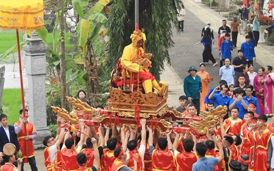 Độc đáo nghi lễ rước “vua, chúa sống” tại lễ hội Đền Sái