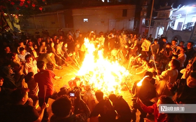 Hàng trăm người dân Hà Nội đổ xô đi xin lửa "lấy đỏ" đầu năm