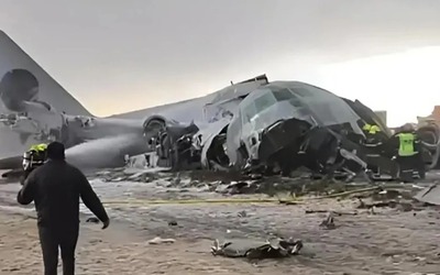 Máy bay gặp nạn khiến tiền rơi khắp đường, nhiều người lao ra nhặt