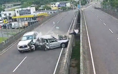 Đang sửa ô tô, nam tài xế bị xe bán tải đâm rơi khỏi cầu vượt