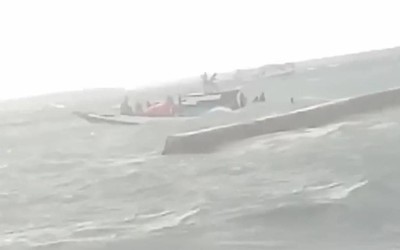 Phà chở 28 hành khách bất ngờ bị chìm, nhiều người nhảy xuống nước